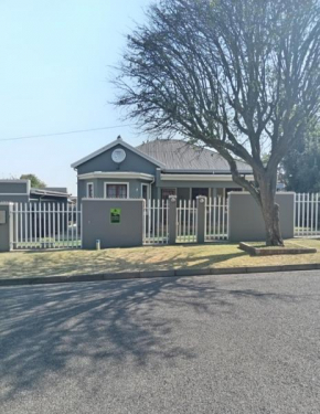 Fancy Pansy 4.2 Room 1 only : Spacious 1 bedroom house